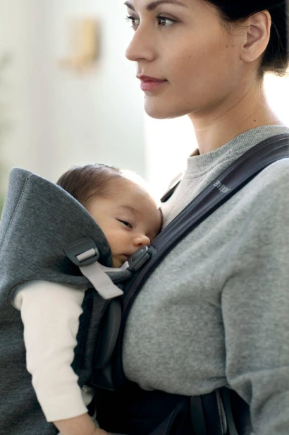 pol_pl_BABYBJORN-MINI-3D-Jersey-nosidelko-Ciemny-Szary-4197_9.jpg