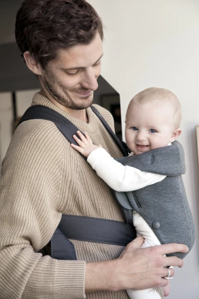 pol_pl_BABYBJORN-MINI-3D-Jersey-nosidelko-Ciemny-Szary-4197_8.jpg