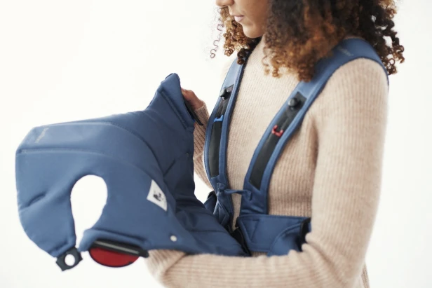 pol_pl_BABYBJORN-MINI-3D-Jersey-nosidelko-Jasny-szary-4196_7.jpg
