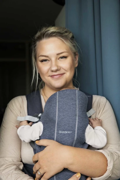 pol_pl_BABYBJORN-MINI-3D-Jersey-nosidelko-Niebieski-6370_3.jpg