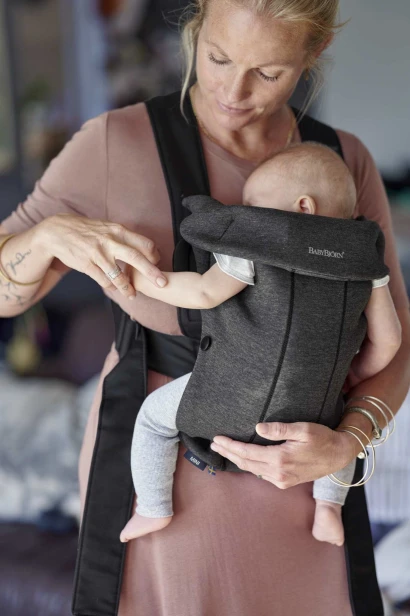 pol_pl_BABYBJORN-MINI-3D-Jersey-nosidelko-Szaroczarny-7824_10.jpg