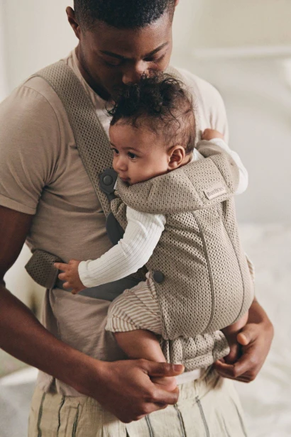 pol_pl_BABYBJORN-MINI-3D-Mesh-nosidelko-Szary-Bez-10023_1.jpg