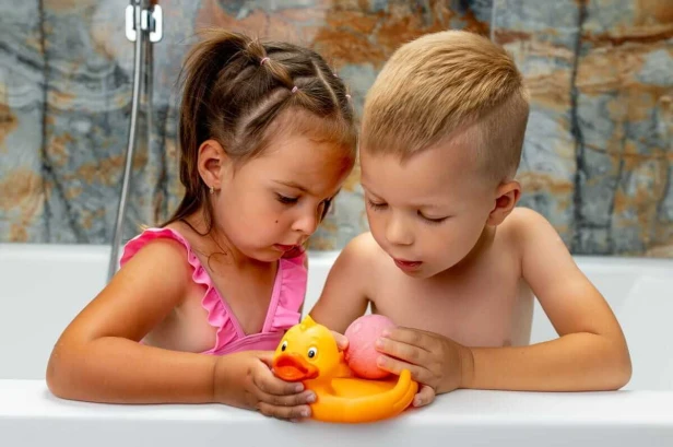 Mydelniczka-z-kaczuszkami-i-kula-musujaca-do-kapieli--Moms-Care (2).jpg