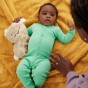 FISHER-PRICE-Spiacy-Kroliczek-Usypiacz-Uspokajacz-HXG97-lifestyle.jpg