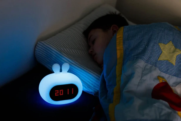 Silikonowa lampka nocna dla dzieci z budzikiem króliczek GIOrabbit (1).jpg