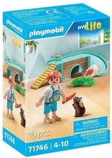 f-playmobil-71746-my-life-chlopiec-ze-swinka-morska.webp